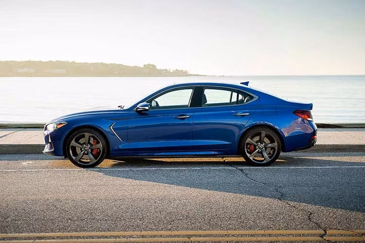 Ngoài "đối thủ" BMW 3-Series đến từ Đức, Genesis G70 cũng sẽ phải cạnh tranh trực tiếp với các đối thủ mạnh khác như Mercedes-Benz C-Class, Audi A4 hay Volvo S60 trong phân khúc sedan hạng sang cỡ nhỏ.