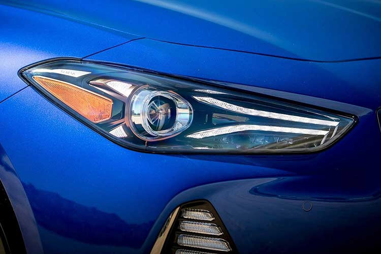 Những điểm nhấn khác trên chiếc Hyundai Genesis G70 2019 mới này có thể kể đến như gương chiếu hậu chống chói, hệ thống kết nối HomeLink và màn hình giải trí 8 inch tương thích Android Auto/Apple CarPlay.