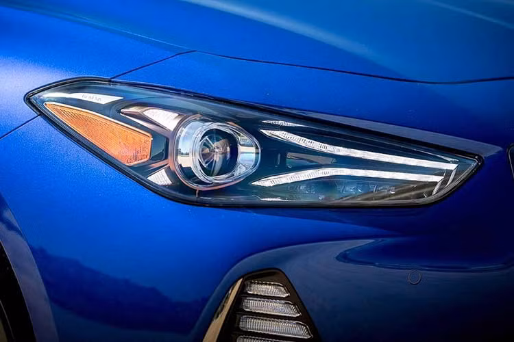 Những điểm nhấn khác trên chiếc Hyundai Genesis G70 2019 mới này có thể kể đến như gương chiếu hậu chống chói, hệ thống kết nối HomeLink và màn hình giải trí 8 inch tương thích Android Auto/Apple CarPlay.