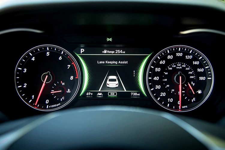 Ở bản Prestige 2.0T đắt tiền hơn giá 44.900 USD ( hơn 1 tỷ đồng), khách hàng nhận được những tiện nghi cao cấp như bộ ghế bọc da Nappa, trần bọc Microfiber và toàn bộ ghế ngồi đều có sưởi điện. Bên cạnh đó, xe cũng được trang bị màn hình hiển thị HUD trên kính chắn gió, bộ sạc điện thoại không dây và hệ thống quan sát toàn cảnh.