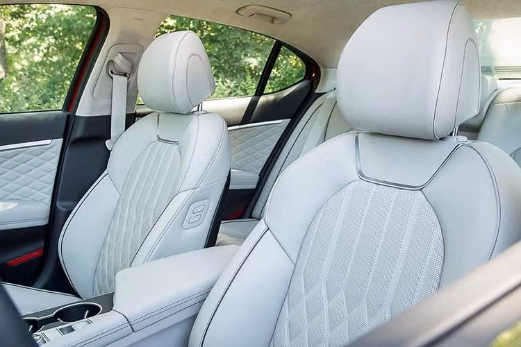 Trong đó, G70 Dynamic 2.0T được bổ sung khóa vi sai chống trượt và bộ mâm hợp kim 19 inch. Còn Sport 2.0T có thêm bộ bàn đạp hợp kim, hệ thống ống xả thể thao, phanh Brembo cùng tùy chọn hộp số sàn 6 cấp.