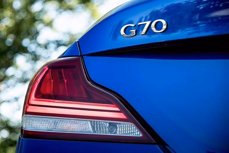 Về mặt an toàn, dù là bản cấp thấp nhất nhưng chiếc G70 Advanced 2.0T vẫn sẽ sở hữu hàng loạt công nghệ trợ lái tiên tiến như đèn pha chống lóa, cảnh báo chệch làn đường, cảnh báo điểm mù, cảnh báo phương tiện cắt ngang và kiểm soát hành trình thích ứng.