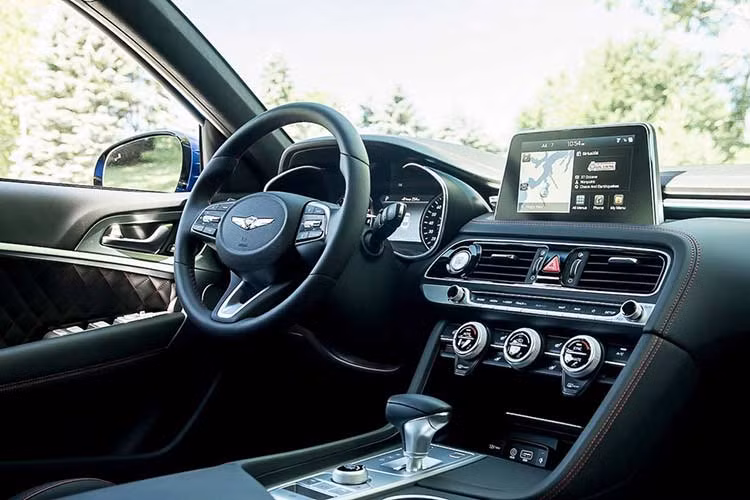 Bản Elite 2.0T với mức giá từ 39.900 USD (khoảng 907 triệu đồng), có thêm đèn pha LED, cảm biến gạt mưa và cửa sổ trời. Bên trong, nội thất của xe cũng sang trọng hơn nhờ sở hữu ghế ngồi bọc da tích hợp tính năng sưởi ấm/làm mát, vô-lăng hỗ trợ trục lái ống lồng... kèm hệ thống định vị GPS, dàn âm thanh Lexicon 15 loa và đèn chiếu biểu tượng Genesis xuống mặt đất khi người dùng mở cửa.