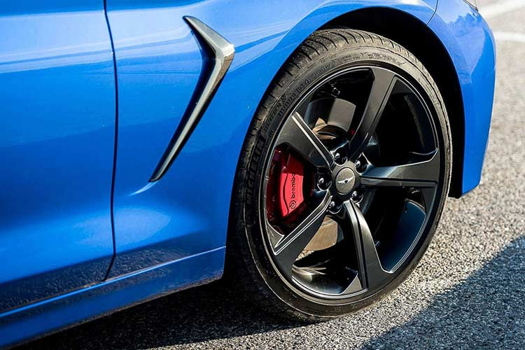 Cung cấp sức mạnh cho xe là động cơ tăng áp 2.0L 4 xi-lanh thẳng hàng, sản sinh công suất tối đa 252 mã lực và mô-men xoắn cực đại 352 Nm. Sức mạnh được truyền tới trục sau thông qua hộp số tự động 8 cấp. Để có được hệ dẫn động 4 bánh, người mua sẽ phải trả thêm 2.000 USD cho gói nâng cấp.