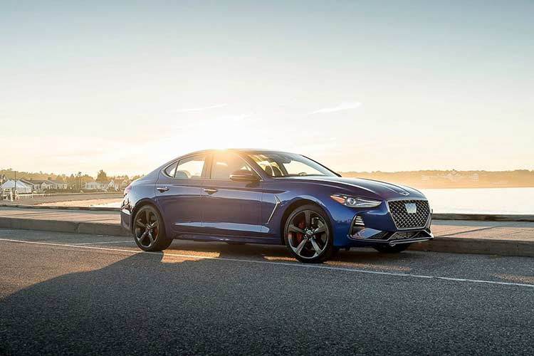 Sau khi giới thiệu chiếc xe sang Genesis G70 2019 tại Triển lãm New York diễn ra hồi đầu năm 2018, Genesis - thương hiệu con của Hyundai vừa chính thức công bố bảng giá chi tiết cho mẫu xe này áp dụng ở thị trường Mỹ. Theo đó, xe có mức giá khởi điểm từ 34.900 USD (khoảng 812 triệu đồng), ngang với giá bán của BMW 3-Series.