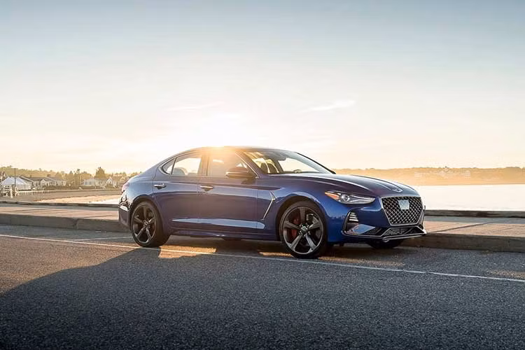 Sau khi giới thiệu chiếc xe sang Genesis G70 2019 tại Triển lãm New York diễn ra hồi đầu năm 2018, Genesis - thương hiệu con của Hyundai vừa chính thức công bố bảng giá chi tiết cho mẫu xe này áp dụng ở thị trường Mỹ. Theo đó, xe có mức giá khởi điểm từ 34.900 USD (khoảng 812 triệu đồng), ngang với giá bán của BMW 3-Series.