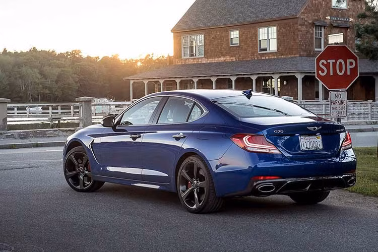 Ngoài các mô hình kể trên, thương hiệu xe sang Genesis còn cung cấp các bản trang bị 3.3T cũng mang tên Advanced, Elite, Prestige, Dynamic và Sport. Bên cạnh việc sở hữu nhiều tính năng hiện đại hơn, các biến thể này cũng được nâng cấp sức mạnh với động cơ V6 3.3L tăng áp kép, cho công suất 365 mã lực và mô-men xoắn 509 Nm.