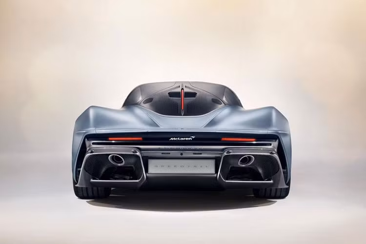Không chỉ nhanh và mạnh, McLaren Speedtail 2019 còn hứa hẹn rất nhẹ vì mọi tấm ốp thân vỏ của siêu xe này đều được làm từ sợi carbon. Ngoài tác dụng giảm trọng lượng, các tấm thân vỏ của McLaren Speedtail 2019 cũng được thiết kế để giảm tối đa hệ số lực cản không khí.