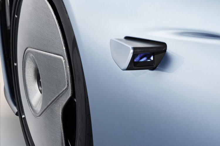 Để làm được điều này, hãng siêu xe McLaren còn trang bị camera kỹ thuật số có thể rụt vào bên trong thân vỏ, thay cho gương chiếu hậu truyền thống...