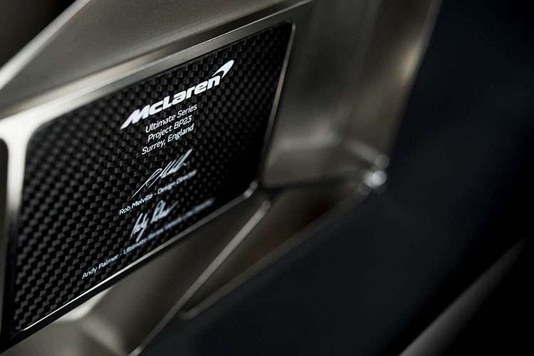 Theo hãng McLaren, bộ khung liền thân kể trên được làm bằng sợi carbon và dành riêng cho Speedtail. Hãng McLaren đã sử dụng một loại vật liệu siêu nhẹ mới có tên Titanium Deposition Carbon Fibre cho Speedtail. Vật liệu này đi kèm lớp titan siêu mỏng trộn lẫn trực tiếp, tạo ra hiệu ứng sáng bóng như mạ crôm trong khi vẫn giữ được độ bền và trọng lượng thấp.