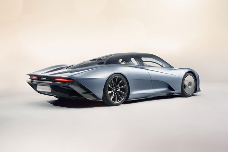 Với "trái tim" mạnh mẽ kể trên, McLaren Speedtail có thể tăng tốc từ 0-300 km/h trong thời gian chỉ 12,8 giây, nhanh hơn 0,3 giây so với đối thủ Bugatti Chiron. Ngoài ra, siêu xe mới của McLaren còn có thể đạt vận tốc tối đa 403 km/h. Do đó, McLaren chẳng có gì quá lời khi khẳng định Speedtail thiết lập những tiêu chuẩn mới cho hãng, đặc biệt là về thời gian tăng tốc.