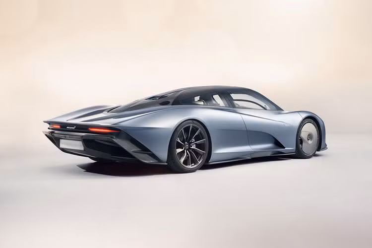 Với "trái tim" mạnh mẽ kể trên, McLaren Speedtail có thể tăng tốc từ 0-300 km/h trong thời gian chỉ 12,8 giây, nhanh hơn 0,3 giây so với đối thủ Bugatti Chiron. Ngoài ra, siêu xe mới của McLaren còn có thể đạt vận tốc tối đa 403 km/h. Do đó, McLaren chẳng có gì quá lời khi khẳng định Speedtail thiết lập những tiêu chuẩn mới cho hãng, đặc biệt là về thời gian tăng tốc.
