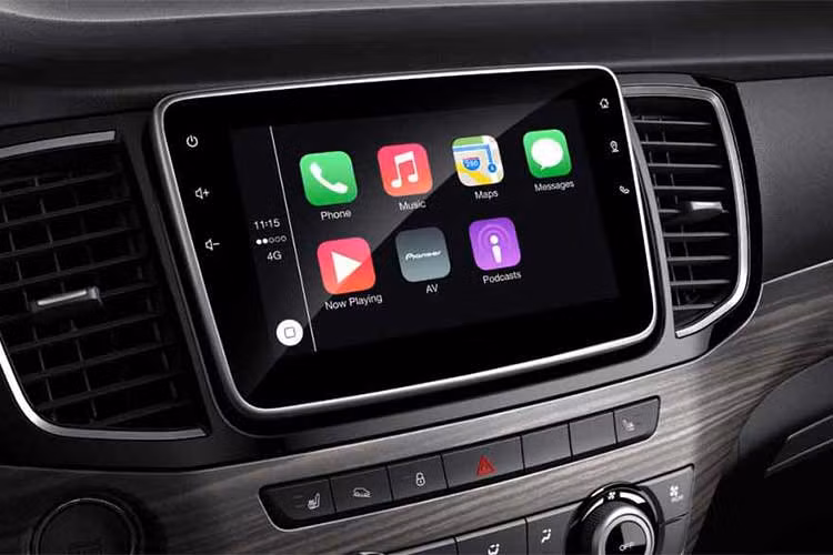 Phần cần số được thiết kế lại. Hệ thống chọn chế độ lái với núm xoay mới. Vô-lăng thay đổi đẹp mắt hơn, tích hợp các phím chức năng. Bên cạnh đó là một số chi tiết sử dụng vật liệu giả vân gỗ, đèn chiếu sáng nội thất và hệ thống âm thanh của thương hiệu Yamaha.