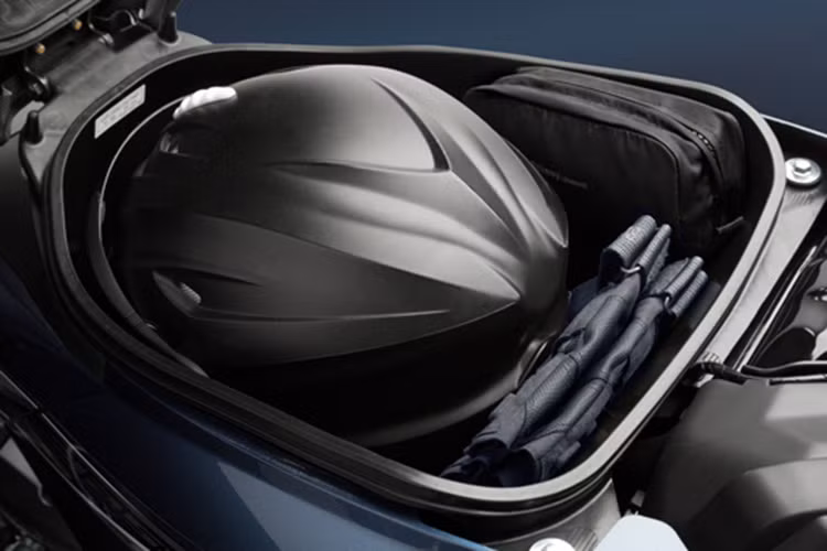 Bên cạnh "chất” khỏe khoắn, thể thao và đậm cá tính vốn có của dòng xe này, tiện ích của xe cũng được trang bị với cốp chứa đồ lớn, đủ để đựng một mũ bào hiểm nửa đầu và một số vật dụng cá nhân khác.