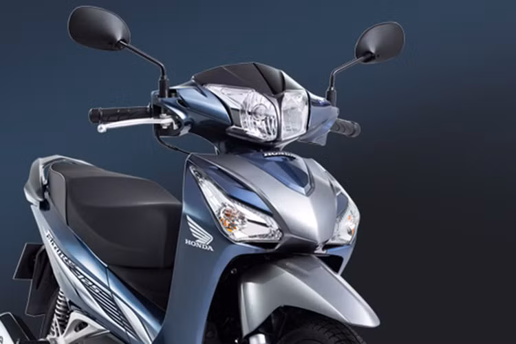 Thiết kế phần đầu xe nổi bật với hệ thống đèn pha đôi có cường độ ánh sáng mạnh và khả năng chiếu sáng xa, đuôi xe được thiết kế mang lại cảm giác đầm chắc, đẹp mắt, với phần đuôi được vuốt cao, kết hợp hài hòa cùng hệ thống đèn chiếu hậu LED hiện đại.