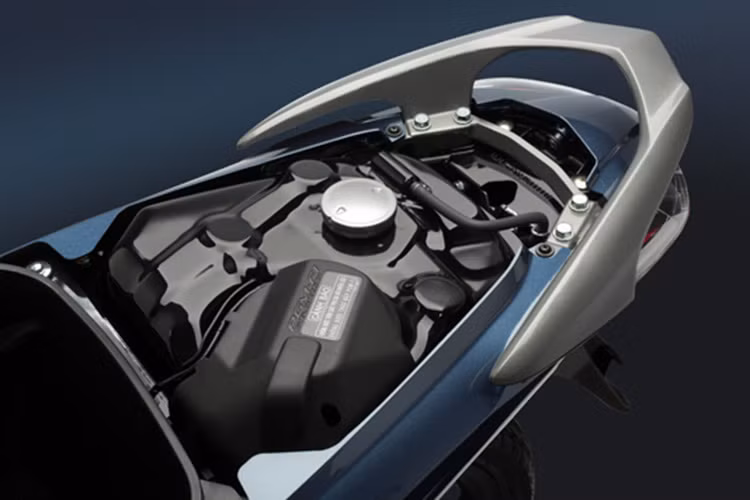 Yên xe thiết kế khá thuận lợi cho việc di chuyển trên mọi cung đường với yên mềm rộng rãi vừa đủ cho cả hai người. Tay xách sau thiết kế hợp lý cho việc di chuyển xe, bình xăng thiết kế dưới cốp phía sau...