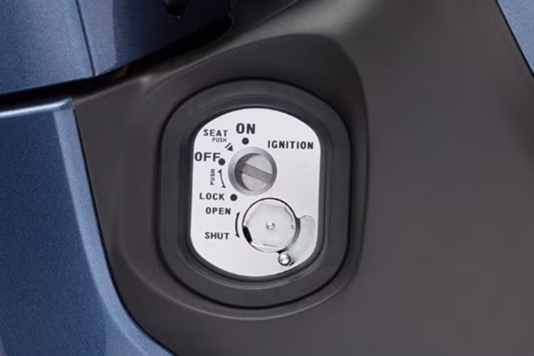 Bên cạnh những thay đổi hấp dẫn trên mẫu xe số phổ thông phiên bản mới này, Honda vẫn duy trì những ưu điểm vượt trội về thiết kế cho Future FI 125cc. Ở thiết kế phía trước như; vị trí ngồi thoải mái, tay lái cao, ổ khoá từ thiết kế đa nhiệm, an toàn hơn....