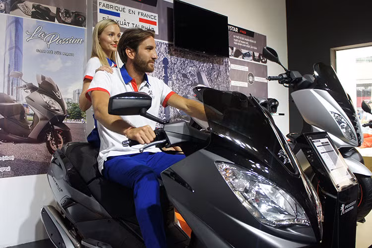 Tại triển lãm VIMS 2016, ông Xavier Casin - Giám đốc Văn phòng Đại diện Peugeot Motocycles tại Việt Nam và Đông Nam Á đã giới thiệu tới người tiêu dùng Việt ba mẫu xe mới nhất trên thị trường - trong đó Peugeot Satelis RS, một chiếc xe tay ga siêu nhạy với mã lực cực lớn.