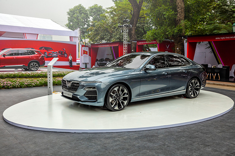 Can canh sedan VinFast LUX “xuong gia” 500 trieu tai HN