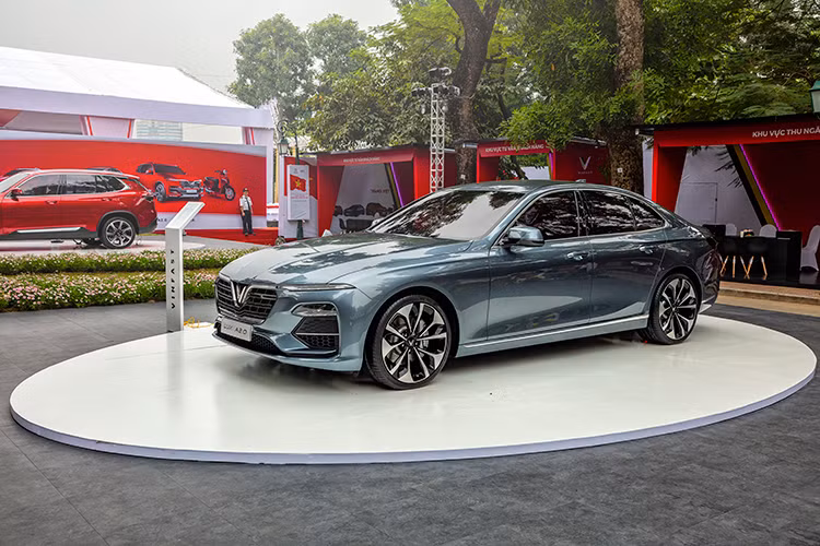 Sau màn ra mắt tại triển lãm Paris Motor Show 2018 hồi tháng 10 vừa qua, xe sedan VinFast LUX A2.0 - mẫu ôtô đầu tiên mang thương Việt đã chính thức ra mắt khách hàng Việt tại sự kiện ra mắt xe được VinFast tổ chức tại Công viên Thống Nhất, Hà Nội đã gây sự chú ý mạnh mẽ.
