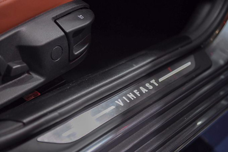 Bản tiêu chuẩn sử dụng bộ mâm đa chấu hợp kim kích thước 18 inch, còn bản cao cấp có kích thước 19 inch kèm thêm trang bị kính cách nhiệt và cốp xe mở đóng điện. Hệ thống gương chiếu hậu tích hợp điện và đèn báo rẽ, chức năng sấy gương... đèn pha LED, tự động bật/tắt, đèn hậu và đặc biệt được bổ sung đèn chào mừng.