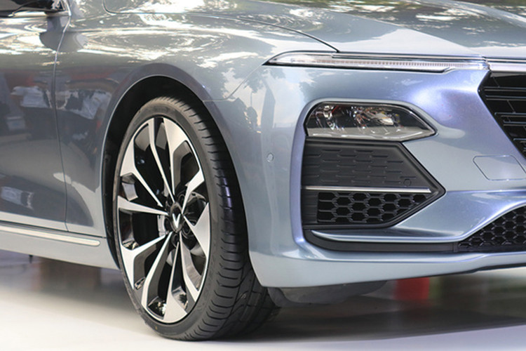 Khác với nét cứng cáp, hiện đại và sang trọng ở phần đầu xe, thân xe VinFast LUX A2.0 có thiết kế khá đơn giản. Tuy nhiên, chính sự đơn giản này lại mang đến cho xe vẻ thanh lịch của một mẫu xe sedan mới hiện nay. Điểm nhấn khi nhìn ngang VinFast LUX A2.0 chính là bộ lazăng kích thước lớn 5 chấu với thiết kế khá lạ mắt.