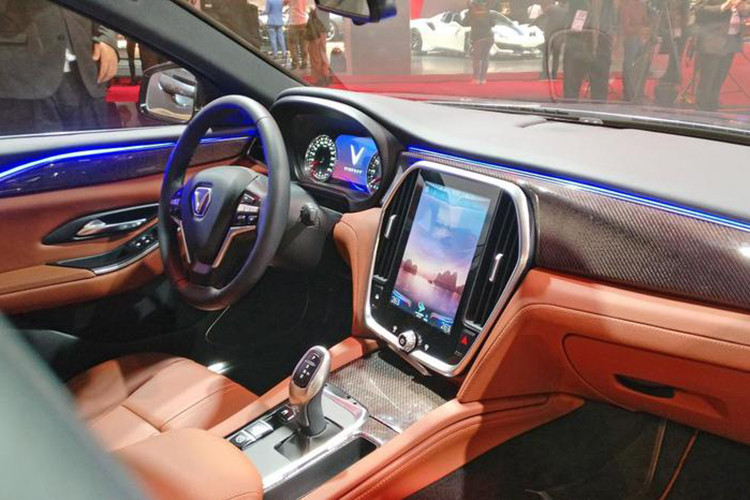 Về nội thất, mẫu xe VinFast LUX A2.0 cũng gây ấn tượng với không gian bên trong khá rộng rãi, nội thất được bọc da hoàn toàn. Đi cùng với chất liệu da là một số chi tiết điểm nhấn bằng kim loại khá bắt mắt.