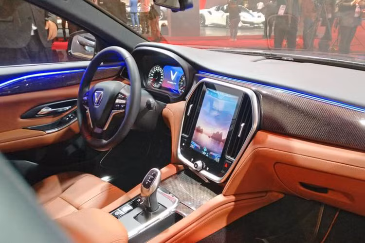 Về nội thất, mẫu xe VinFast LUX A2.0 cũng gây ấn tượng với không gian bên trong khá rộng rãi, nội thất được bọc da hoàn toàn. Đi cùng với chất liệu da là một số chi tiết điểm nhấn bằng kim loại khá bắt mắt.