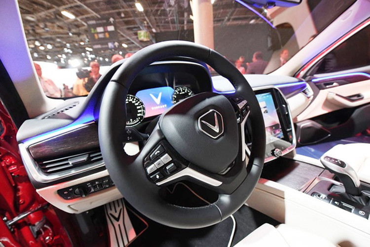 Giữa táp-lô là màn hình cảm ứng giải trí với kích thước lớn, lên đến 10,5 inch. Hệ thống thông tin giải trí của xe tích hợp Android Auto và Apple CarPlay, cho phép kết nối điện thoại thông minh để điều khiển các tính năng như nhận/ngắt cuộc gọi, chơi nhạc, định vị hay truy cập danh bạ.