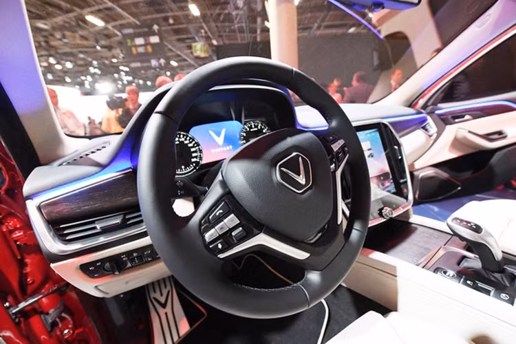 Giữa táp-lô là màn hình cảm ứng giải trí với kích thước lớn, lên đến 10,5 inch. Hệ thống thông tin giải trí của xe tích hợp Android Auto và Apple CarPlay, cho phép kết nối điện thoại thông minh để điều khiển các tính năng như nhận/ngắt cuộc gọi, chơi nhạc, định vị hay truy cập danh bạ.