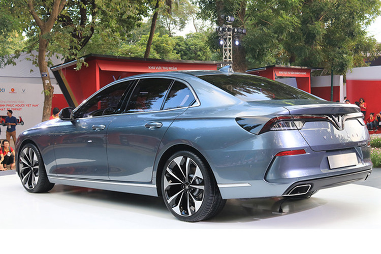 VinFast LUX A.20 được trang bị động cơ xăng 2.0L, tăng áp, phát triển trừ động cơ N20 của BMW. Đi kèm là hộp số tự động ZF8 cấp và dẫn động cầu sau. Xe cũng được chia làm hai phiên bản là tiêu chuẩn và cao cấp. Trong đó, bản tiêu chuẩn trang bị động cơ 2.0L công suất 174 mã lực, mômen xoắn 300 Nm, bản cao cấp sẽ sử dụng động cơ 2.0L công suất 228 mã lực và mômen xoắn cực đại 350 Nm.