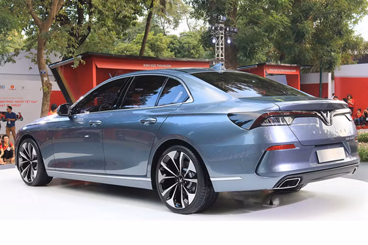 VinFast LUX A.20 được trang bị động cơ xăng 2.0L, tăng áp, phát triển trừ động cơ N20 của BMW. Đi kèm là hộp số tự động ZF8 cấp và dẫn động cầu sau. Xe cũng được chia làm hai phiên bản là tiêu chuẩn và cao cấp. Trong đó, bản tiêu chuẩn trang bị động cơ 2.0L công suất 174 mã lực, mômen xoắn 300 Nm, bản cao cấp sẽ sử dụng động cơ 2.0L công suất 228 mã lực và mômen xoắn cực đại 350 Nm.