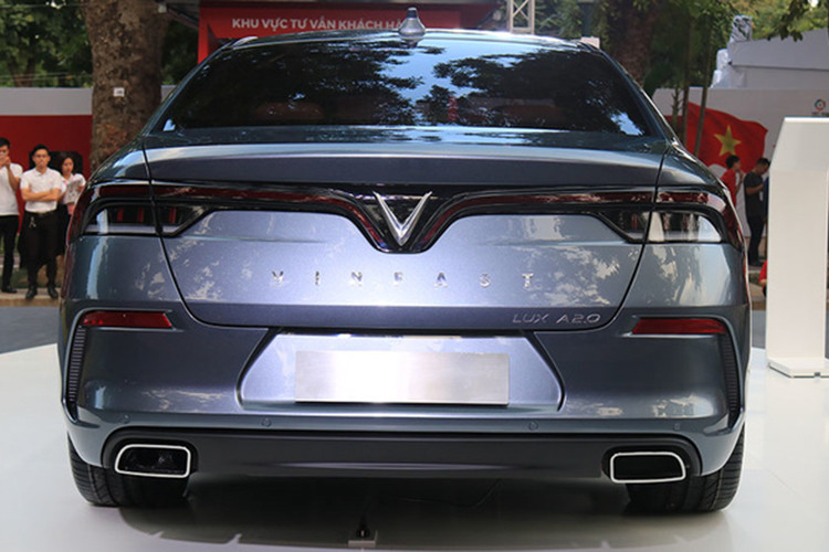 Đuôi xe VinFast LUX A2.0 mang lại cảm giác như một chiếc xe đến từ tương lai với cụm đèn hậu LED. Một lần nữa, thiết kế chữ V cách điệu ở mặt ca-lăng lại xuất hiện ở đuôi xe, tuy nhiên chạy theo viền logo VinFast với dải đèn LED đỏ, nổi bật trên ốp đen bóng của nắp cốp.