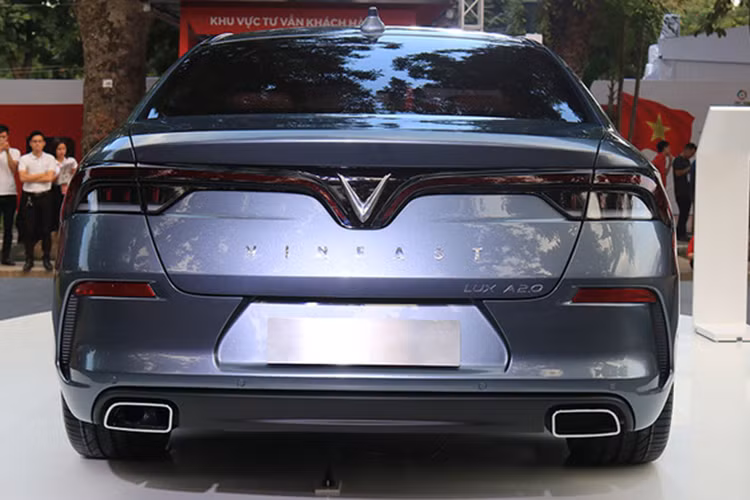 Đuôi xe VinFast LUX A2.0 mang lại cảm giác như một chiếc xe đến từ tương lai với cụm đèn hậu LED. Một lần nữa, thiết kế chữ V cách điệu ở mặt ca-lăng lại xuất hiện ở đuôi xe, tuy nhiên chạy theo viền logo VinFast với dải đèn LED đỏ, nổi bật trên ốp đen bóng của nắp cốp.
