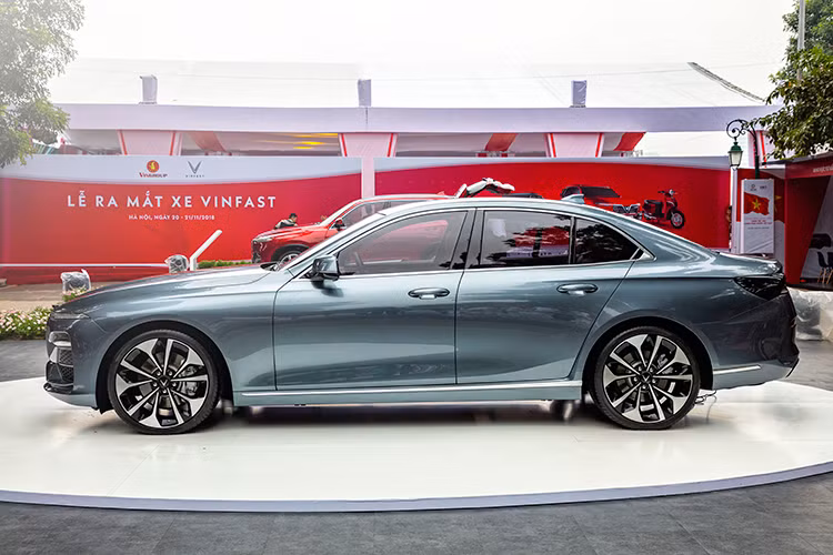 Mẫu VinFast LUX A2.0 mới mang ngoại hình của một chiếc sedan với thiết kế được chắp bút bởi công ty Pininfarina nổi tiếng của Ý. Cũng vì vậy mà LUX A2.0 của VinFast có diện mạo rất lịch lãm và sang trọng. Xe sở hữu chiều dài x rộng x cao lần lượt là: 4.973 x 1.900 x 1.464 (mm). Chiều dài cơ sở 2.968 mm và khoảng sáng gầm 116 mm.