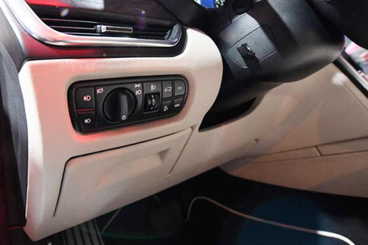 Vô lăng của xe thiết kế 3 chấu bọc da, chỉnh cơ 4 hướng, tích hợp các nút bấm điều khiển. Phía sau tay lái là bảng đồng hồ của xe, bao gồm cặp đồng hồ analog ở hai bên và màn hình TFT ở chính giữa. Xe được trang bị điều hòa hai vùng độc lập, rèm che nắng ở kính sau có thể chỉnh điện.