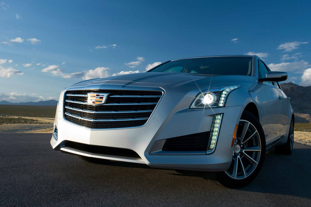 Cadillac CTS: Với mức giá 46.495 USD, người dùng sẽ sở hữu mẫu xe phiên bản cơ sở được trang bị tăng áp 2.0L 4 xi lanh cho công suất 268 mã lực, mô-men xoắn 400 Nm. Ở phiên bản V-sport (từ 61.195 USD), xe sử dụng động cơ V6 với tổng công suất 420 mã lực.