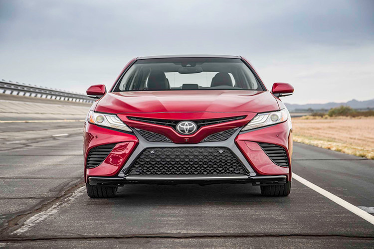 Toyota Camry 2019 có nhiều nét tương đồng với phiên bản bán ra ở thị trường Bắc Mỹ. Lưới tản nhiệt phía trước sắc nét hơn với các thanh nan góc cạnh đặt tầng chồng lên nhau và kéo dài sang 2 bên thân xe trong khi cản trước tạo hình mỏng dẹt trông thể thao hơn.