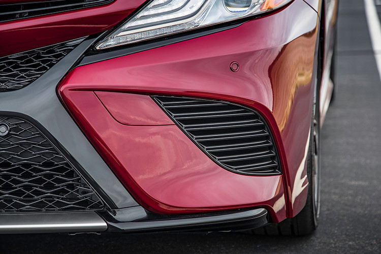 Phía bên trên phàn đầu Toyota Camry hoàn toàn mới là cụm đèn pha Hi-LED với đèn LED định vị ban ngày chia thành nhiều dải phần nào giống với các mẫu Lexus. Ngoài ra, chiều dài cơ sở tăng thêm 50 mm hứa hẹn một không gian nội thất có phần thoải mái hơn cho người ngồi.