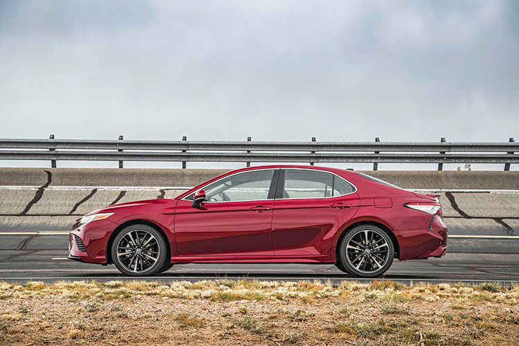 Ra mắt thị trường Thái Lan vào hồi cuối tháng 10 năm ngoái, thế hệ mới của Toyota Camry sở hữu nhiều điểm mới trong thiết kế do áp dụng cơ sở gầm bệ TNGA. Theo đó, kích thước tổng thể của xe cũng có thay đổi nhẹ với chiều dài tăng 35 mm và chiều rộng tăng 15 mm so với thế hệ cũ.