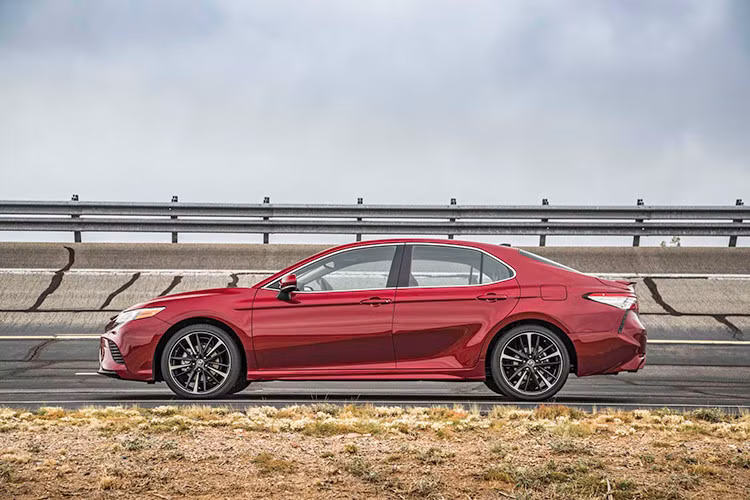 Ra mắt thị trường Thái Lan vào hồi cuối tháng 10 năm ngoái, thế hệ mới của Toyota Camry sở hữu nhiều điểm mới trong thiết kế do áp dụng cơ sở gầm bệ TNGA. Theo đó, kích thước tổng thể của xe cũng có thay đổi nhẹ với chiều dài tăng 35 mm và chiều rộng tăng 15 mm so với thế hệ cũ.