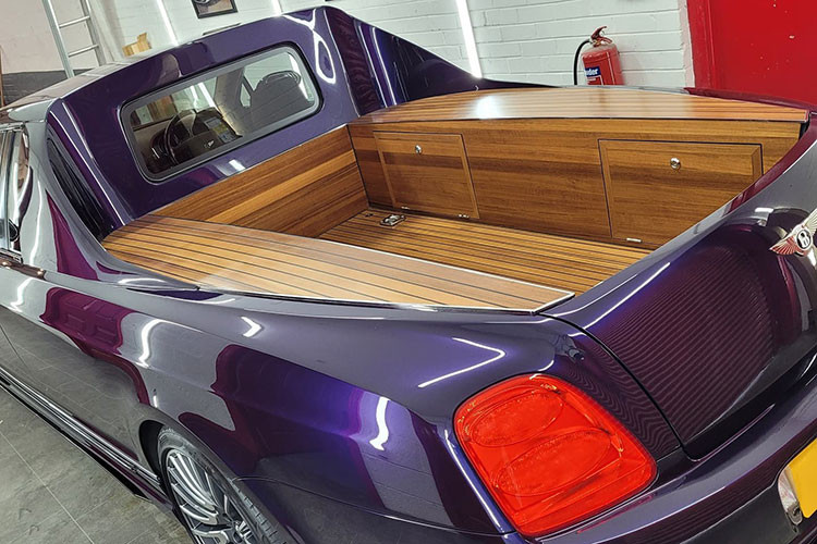 Để giữ mọi thứ vẫn đẳng cấp phù hợp cái tên Bentley, thùng xe được lát gỗ đẹp mắt, hoàn thiện với tủ và ngăn kéo để tối đa không gian sử dụng. 