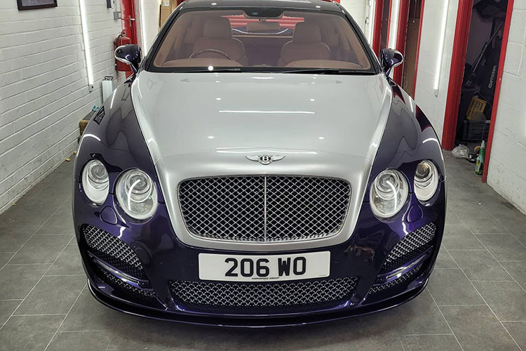 Cụ thể hơn, chiếc Bentley Flying Spur độ bán tải này là một sản phẩm của công ty DC Customs ở Anh Quốc. Nó được đặt tên là “Decadence”, và như những gì thấy trong video cùng các hình ảnh ở đây, nó trông khá đẹp, hợp lý chứ không lố bịch như nhiều người tưởng tượng.