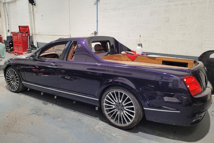 Vậy bạn nghĩ sao về một chiếc bán tải hạng sang Bentley? Kỳ thực, Bentley chắc sẽ không bao giờ “hạ mình” đến mức làm xe bán tải, nhưng một chiếc Bentley bán tải sang trọng đến từ một công ty độ thì hoàn toàn khả thi như chiếc xe trong bài viết này.