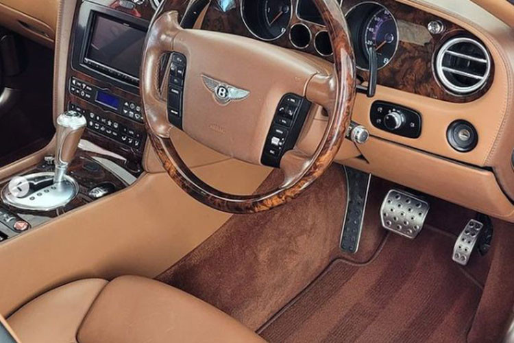 Tuy đã loại bỏ hàng ghế sau, bên trong nội thất của chiếc xe siêu sang Bentley Continental Flying Spur bán tải mang tên "Decadence" vẫn được trang bị đầy đủ các tính năng tiện nghi dành cho người lái và hành khách phía trước.