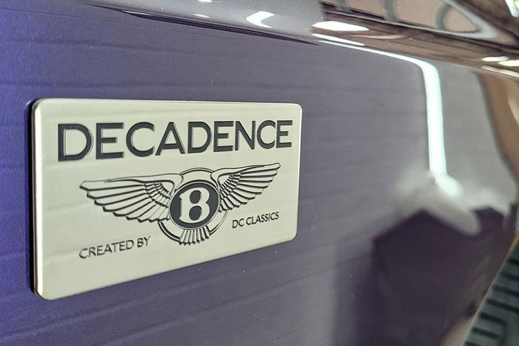 Nửa đầu của chiếc sedan hạng sang thế hệ đầu tiên gần như vẫn được giữ nguyên, nhưng công việc của DC Customs bắt đầu từ vị trí cột B trở xuống. Họ đã loại bỏ hàng ghế sau, cắt bớt nóc xe và tiến hành lắp đặt một thùng xe.