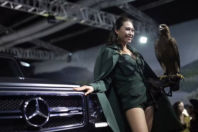 Bên cạnh các mẫu xe đẳng cấp sang trọng và đa dạng, đội hình người mẫu với các trang phục đa màu sắc, thiết kế kiểu cách góp phần tạo thêm không khí sống động cho sự kiện lần thứ 6 này của Mercedes-Benz Việt Nam tại Hà Nội.