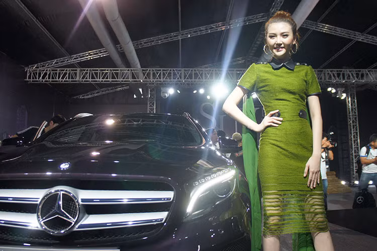 Một trong những tâm điểm của triển lãm lần này là mẫu xe SUV cỡ lớn hạng sang GLS-Class, được coi là "S-Class SUV". GLS được giới thiệu đến khách hàng Việt Nam với 4 phiên bản khác nhau – nhiều nhất trong phân khúc và có giá bán khởi điểm 3,899 tỷ đồng.