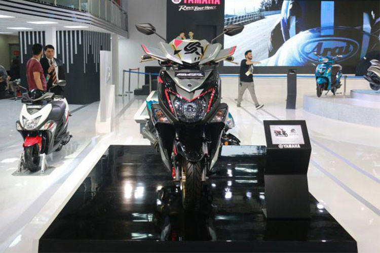 Ở trước cuả xe, hai tay nắm của xe là cặp cánh gió giúp cản gió tạt vào tay người dùng, trong khi đó chắn bùn trước di động giúp giảm thiểu tối đa bùn đất bắn ra. Bộ tem của xe cũng mang đậm vẻ thể thao với đề can "Street Rally" nổi bật ở thân xe. Phần đầu xe thiết kế thể thao với cụm đèn chiếu sáng hầm hố, xi nhan ốp bên hai yếm tách biệt.