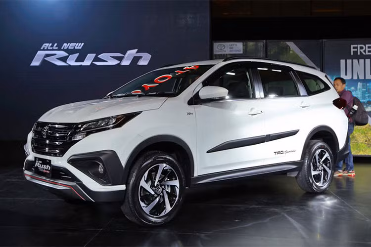Tuy nhiên, rất có thể trong thời gian tới Toyota tại Việt Nam sẽ đưa mẫu xe giá rẻ Rush mới về phục vụ nhu cầu của người tiêu dùng. Đây là mẫu xe mang đậm hai phong cách MPV và SUV sở hữu 7 chỗ ngồi, diện mạo bên ngoài của xe khá giống với “người anh em” Fortuner.